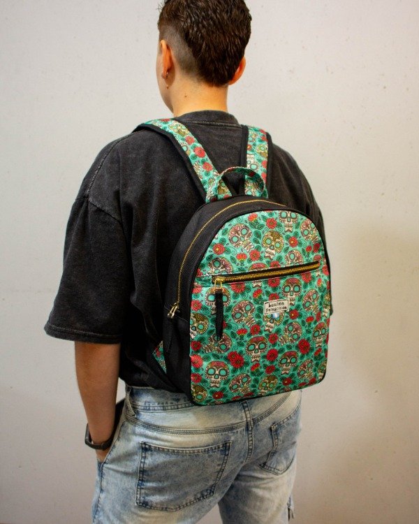 Producto - Mochila QUINTRAL estampado calaveras y flores