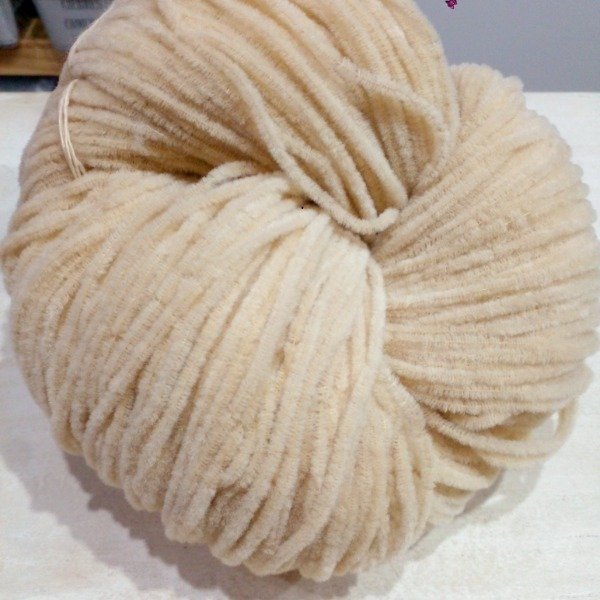 Producto - 0015 HUESO (CHENILLE FINO EN MADEJA)