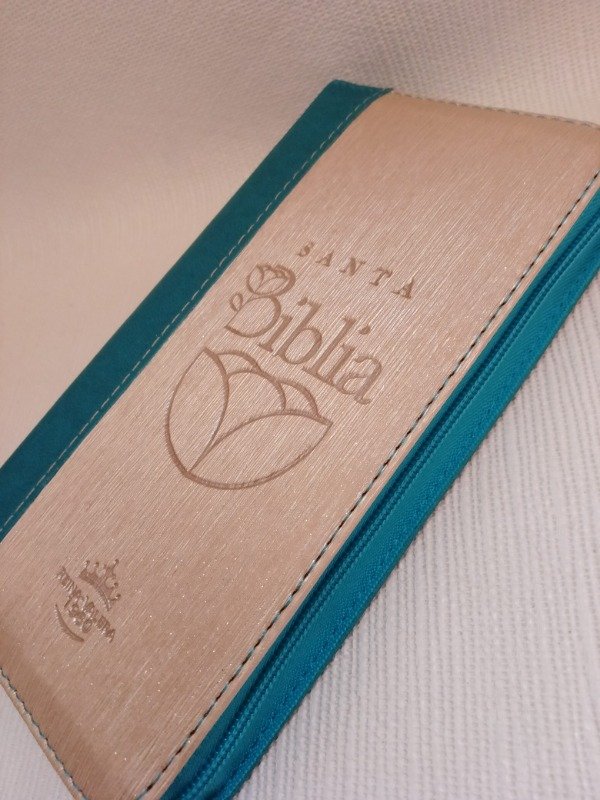 Producto - Biblia Tipo Billetera con cierre color azul/beige canto plateado