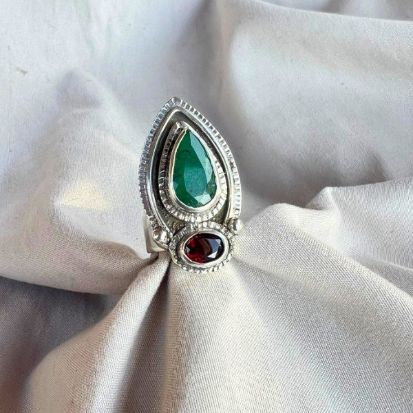 Producto - ANILLO DE DISEÑO ESMERALDA Y GRANATE