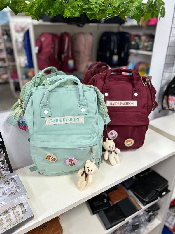 Producto - Mochila bolso con llavero peluche verde o bordo