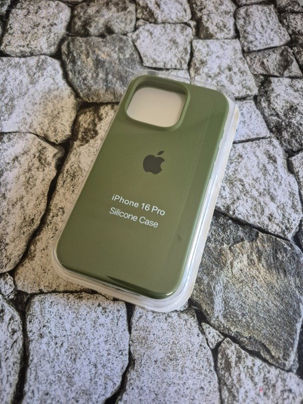 Producto - Funda silicone case logo Iphone 16 Pro verde militar