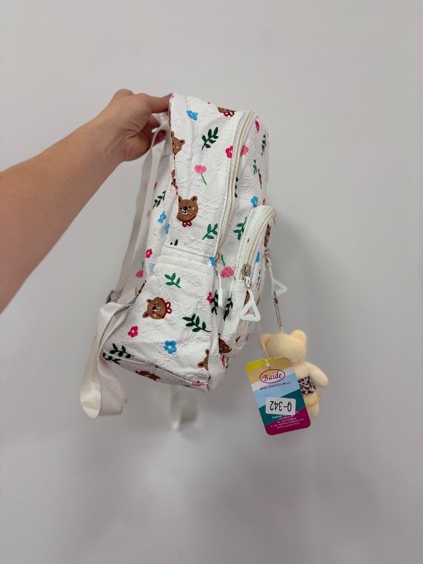 Producto - Mochila mediana estampa flores llavero oso blanca - 1
