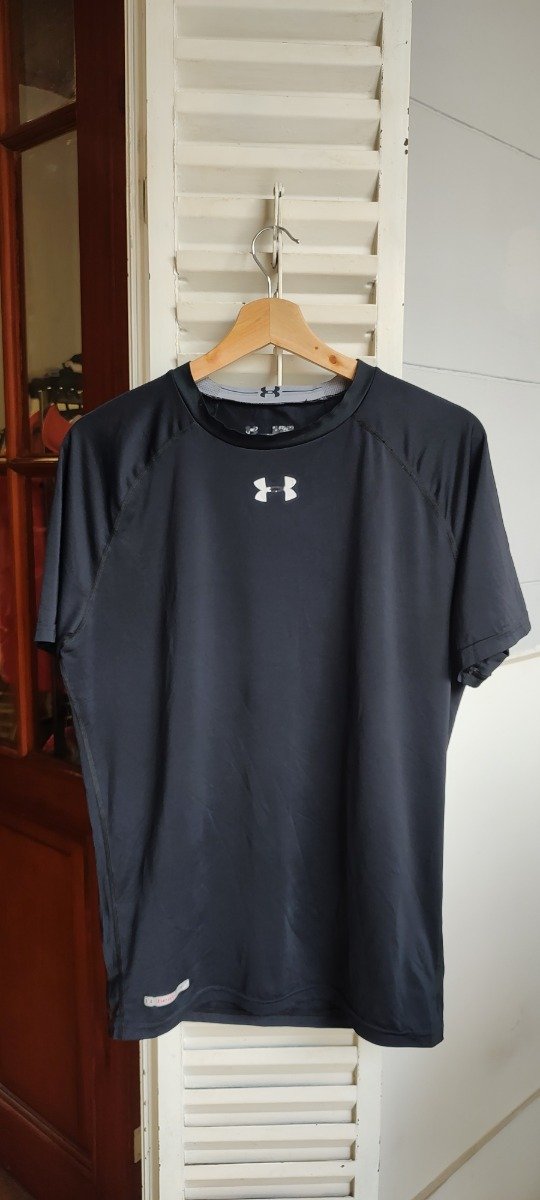 Producto - Remera negra UNDER ARMOUR, talle L
