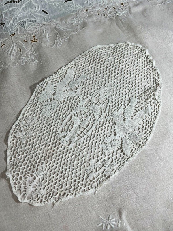 Producto - Bellísima pieza ovalada en encaje filet del 1900