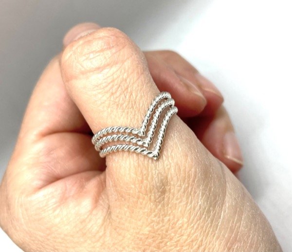 Producto - Anillo V tres tiras enroscado