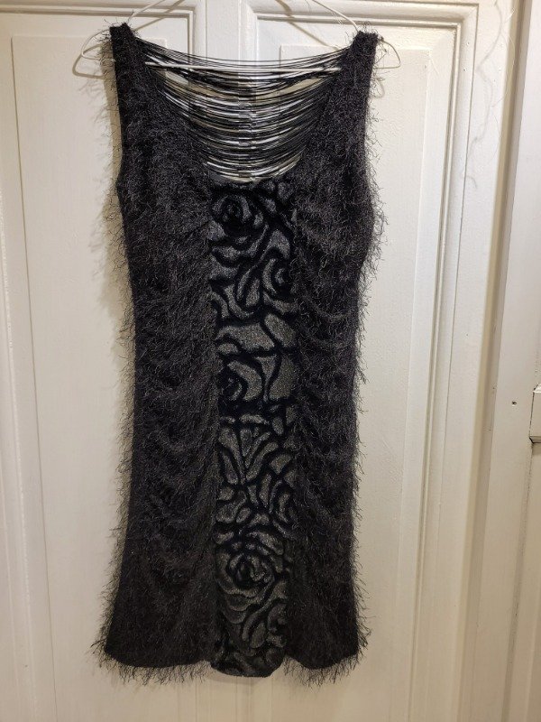 Producto - Vestido negro texturado con flecos en espalda Talle S - PRECIO: 60X