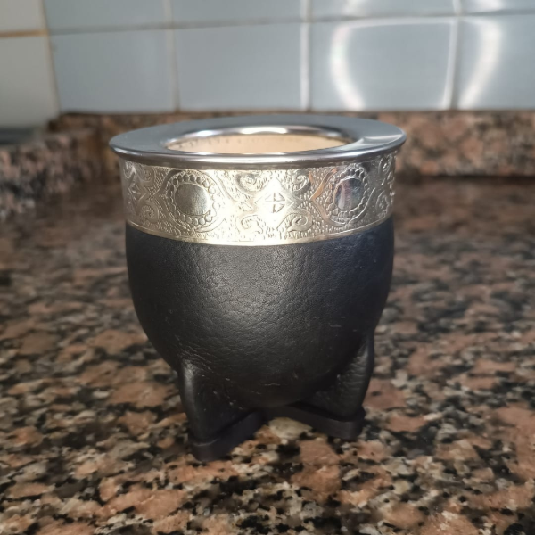 Producto - MATE DE CALABAZA NEGRO LISO CON VIROLA DE ACERO