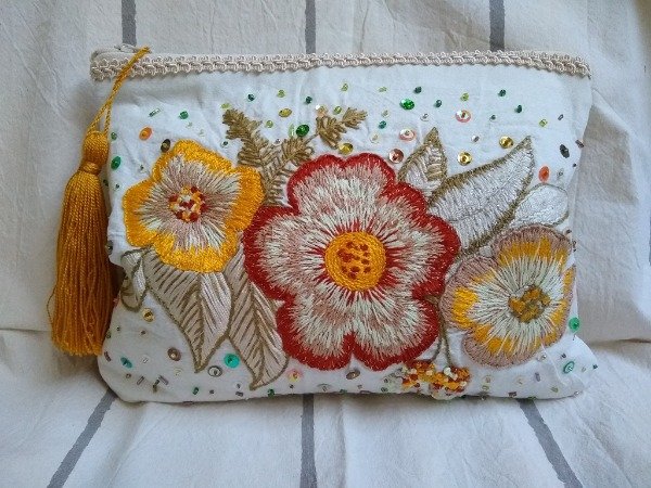 Producto - Neceser de linezo bordado a mano en stock