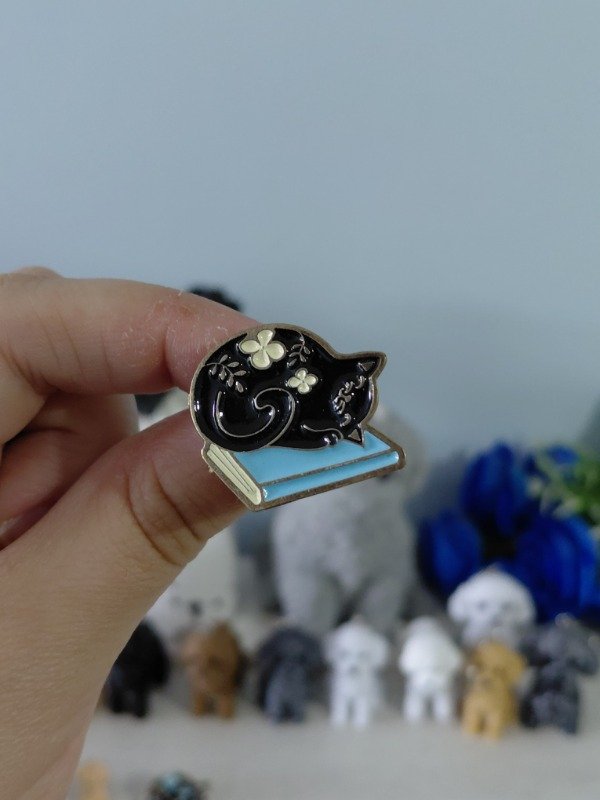 Producto - Pin metalizado ilustrado - Michi negro lector