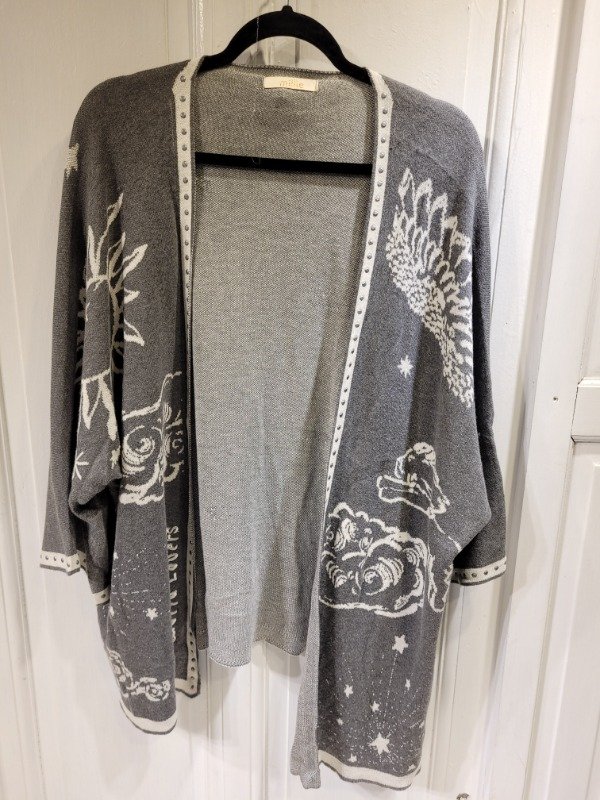 Producto - Saco MILLIE gris con dibujos blancos y tachas Talle Único- PRECIO: 70X