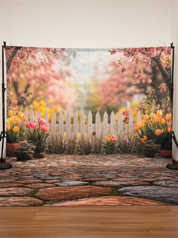 Producto - Jardin colorido con flores y cerca de madera, con piso de piedra