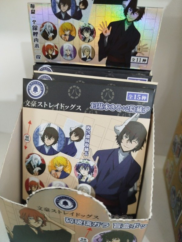 Producto - PIN SORPRESA BUNGO STRAY DOGS + TARJETA