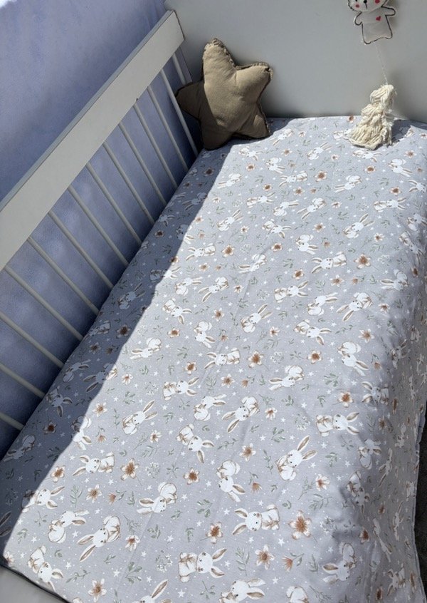 Producto - COVER BUNNY AND FLOWERS PRACTICUNA/COMÚN