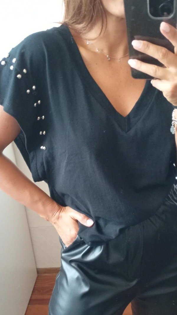 Producto - Remera tachas black