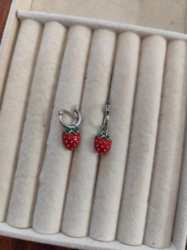 Producto - Aros argolla con dije frutilla. Acero quirúrgico.