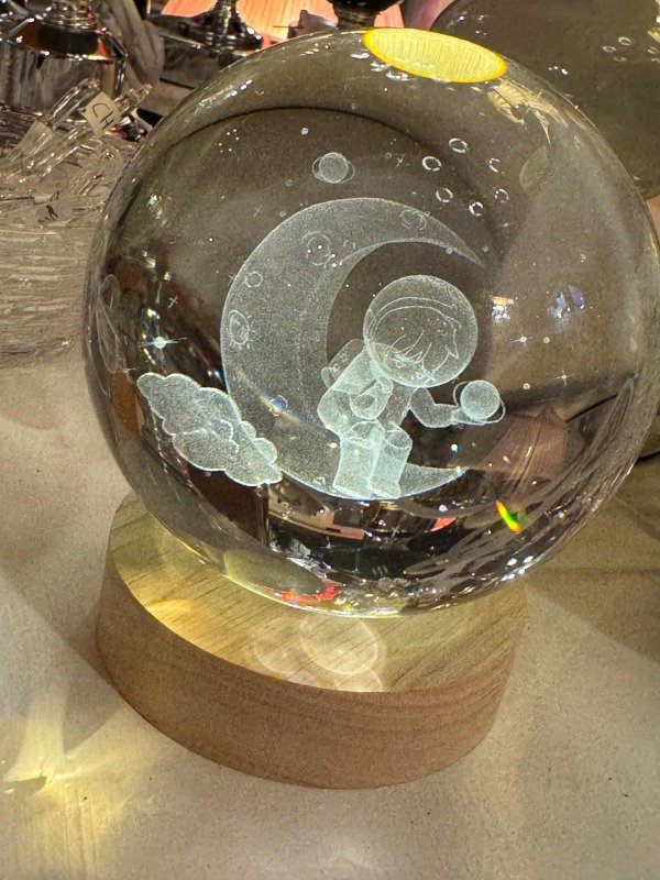 Producto - Esfera 3D led de astronauta sentado en la luna 10 cm (Efectivo: 21.200)