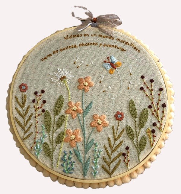 Producto - Cuadro Bordado a Mano "VIVIMOS EN UN MUNDO MARAVILLOSO" - 22cm