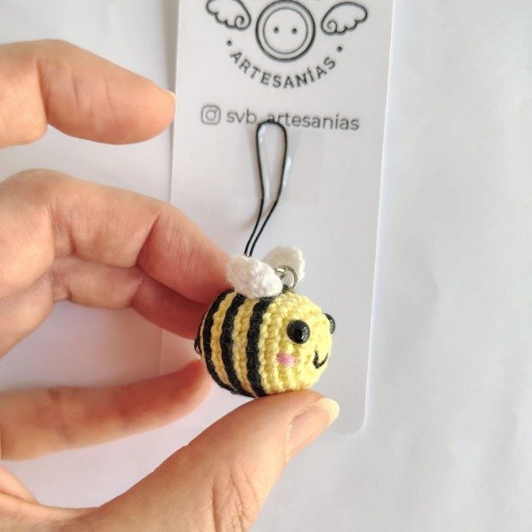 Producto - Colgante para celular abejita amarillo pastel tejido amigurumi