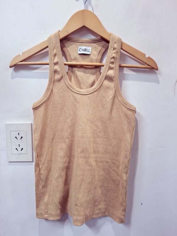 Producto - Musculosa beige CABU