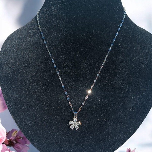 Producto - Collar de acero con dije flor strass