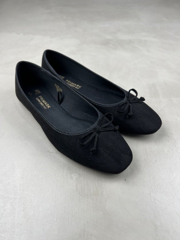 Producto - Faux Suede Ballet Flats