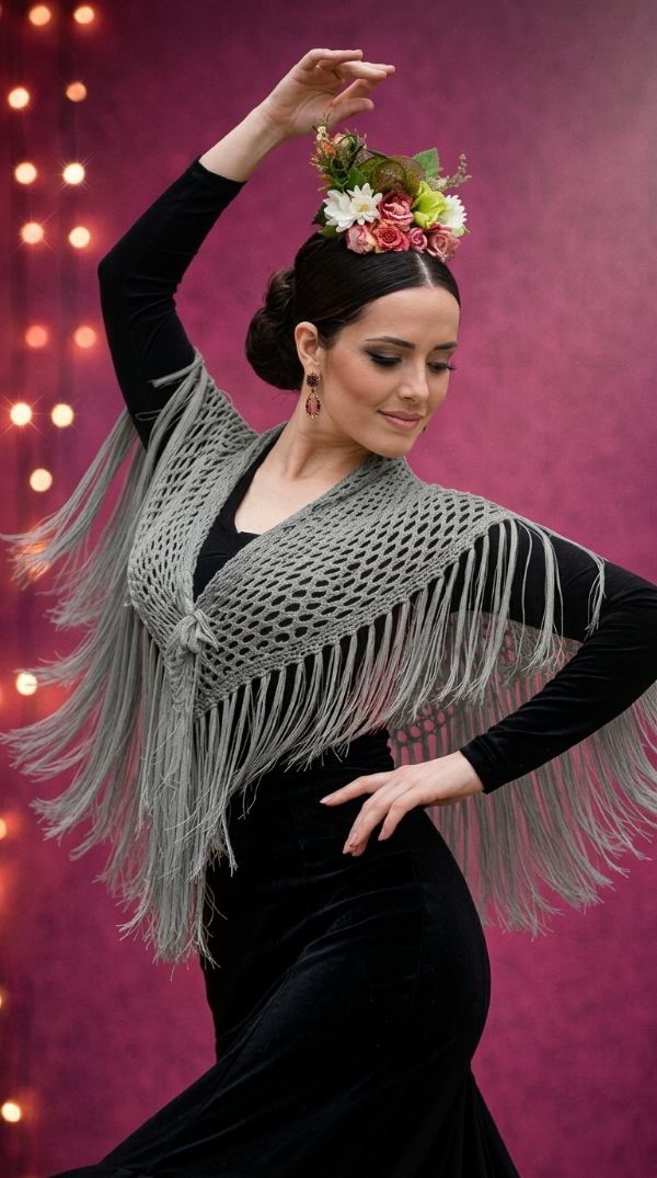 Producto - Mantoncillo Triangular Tejido Con Flecos De Seda Gris PRE VENTA