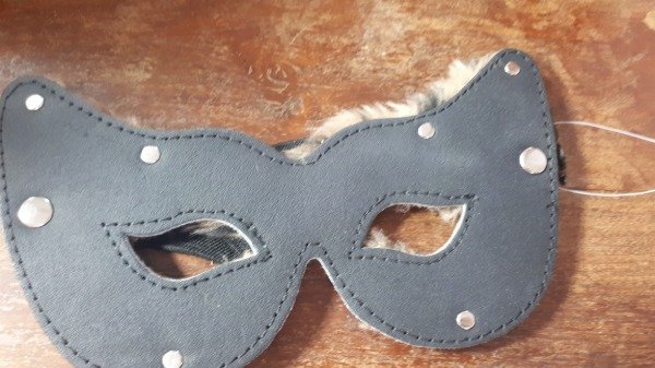 Producto - Antifaz negro cuero y peluche