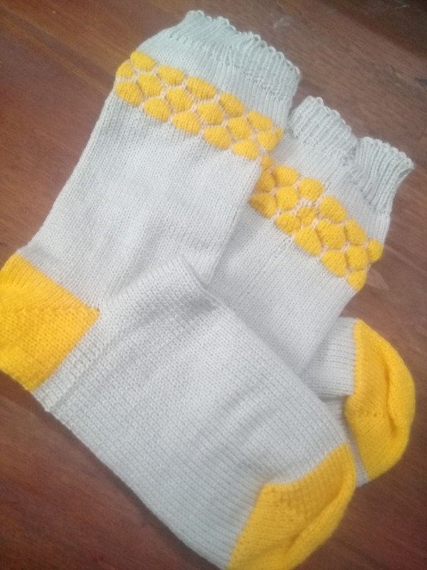 Producto - Medias tejidas, adulto. Amarillo.