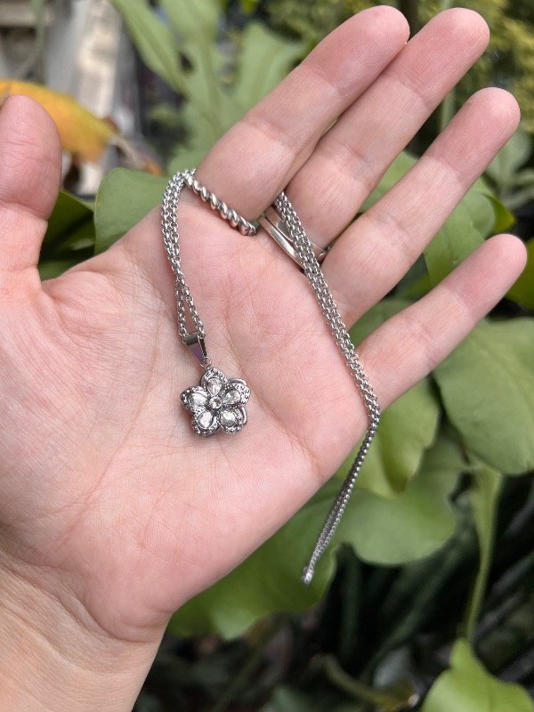 Producto - Collar de acero dije flor giratoria