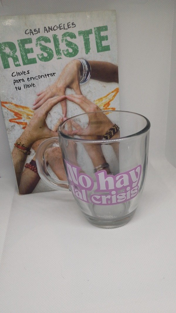 Producto - Taza "No Hay Tal Crisis": Inspirada en Casi Ángeles