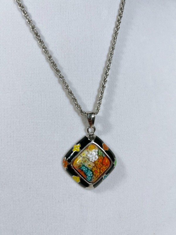 Producto - Collar con importante dije de resina
