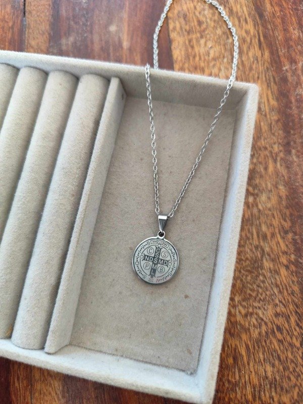 Producto - Collar san benito grabado. Acero quirúrgico