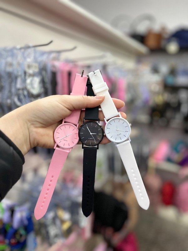 Producto - Relojes lisos malla de goma blanco negro o rosa