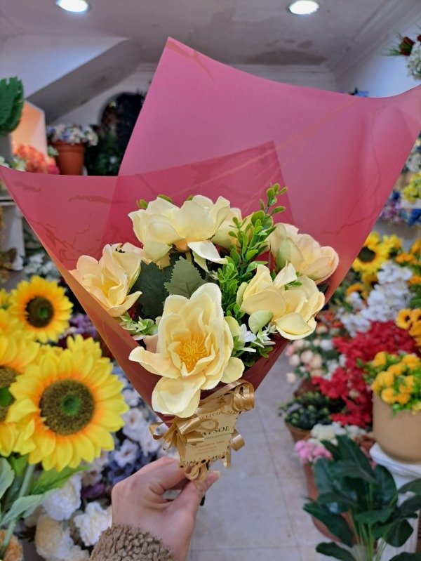 Producto - RAMO DE ROSAS AMARILLAS CLARO CON FOLLAJE