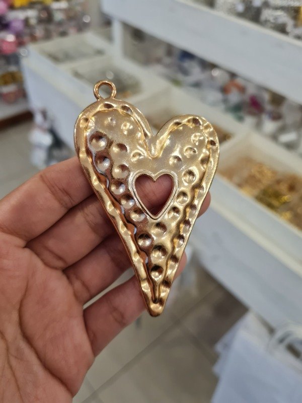 Producto - DIJE DORADO DE CORAZÓN CON CORAZÓN EN EL CENTRO