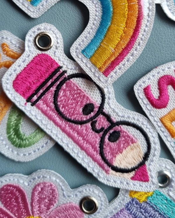 Producto - Charms para Llaveros Cinta - Vta Individual - Accesorio - "Lapicito con lentes"