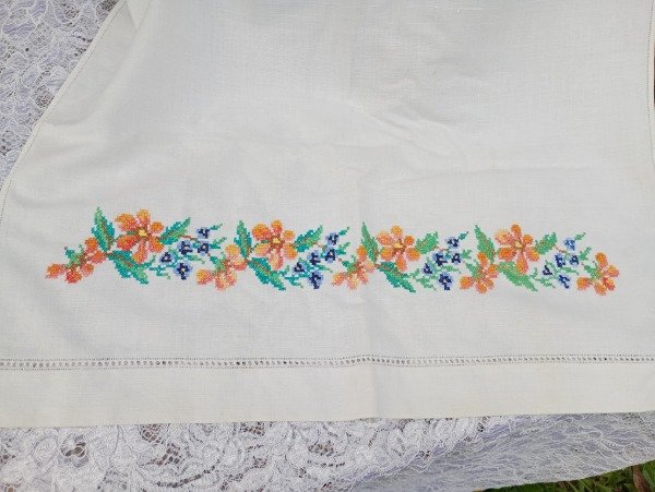 Producto - Toalla bordada punto cruz - 1