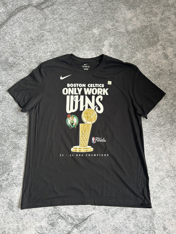 Producto - Boston Celtics Nike 2024 NBA Finals Champions Celebration Trophy T-Shirt