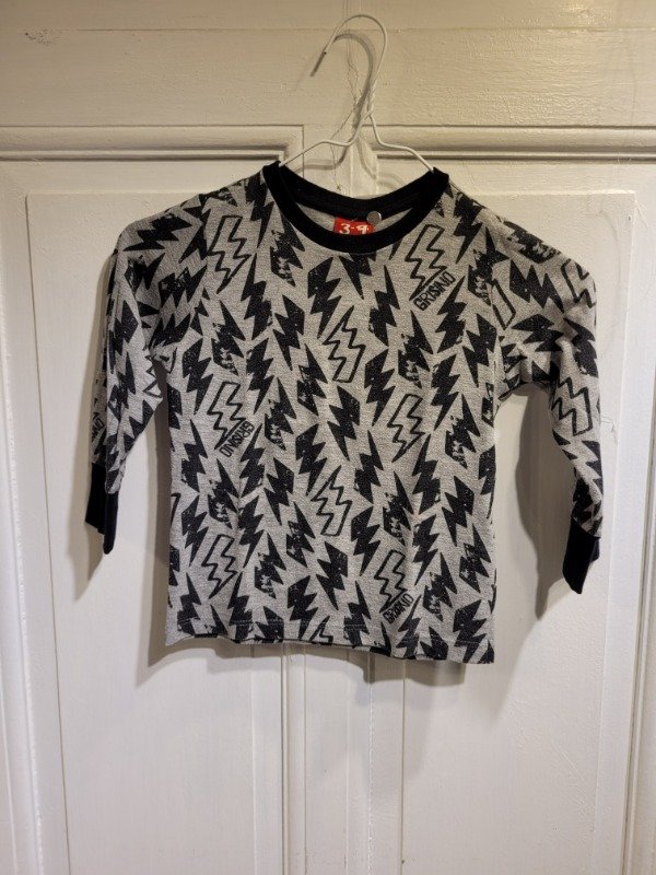 Producto - Remera GRISINO gris con rayos negros Talle 3/4 años - PRECIO: 9X