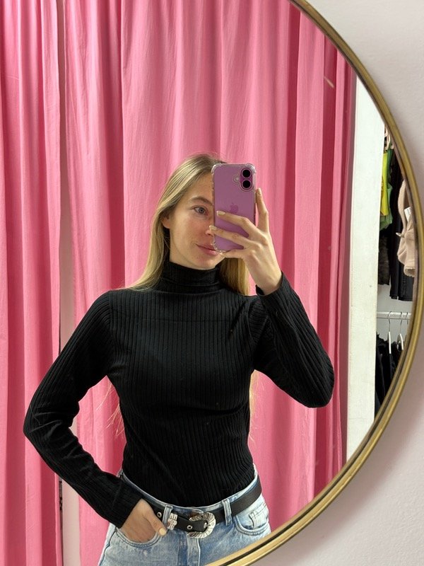 Producto - Polera térmica negra con volado