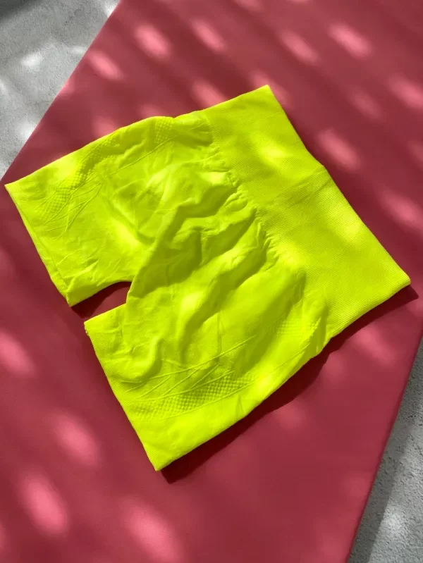 Producto - SHORT SEAMLESS AMARILLO FLUO