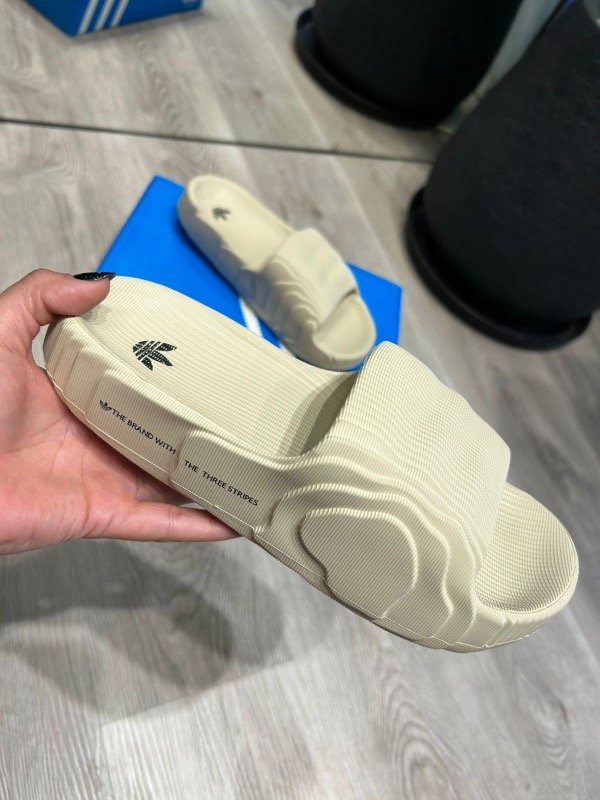 Producto - chinelas adidas beige