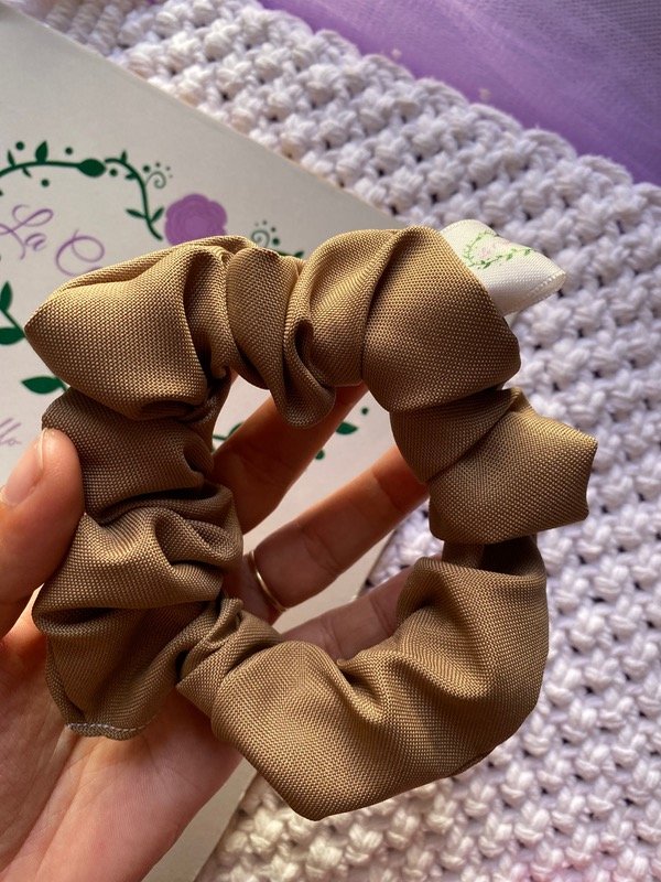 Producto - Scrunchie mini beige oscuro tropical