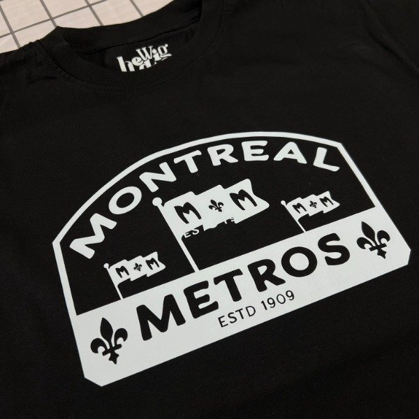 Baby Tee con doble estampa Montreal Metros Heated Rivalry — imagen 8
