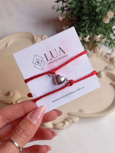 Producto - Par pulseras rojas con corazón imantado