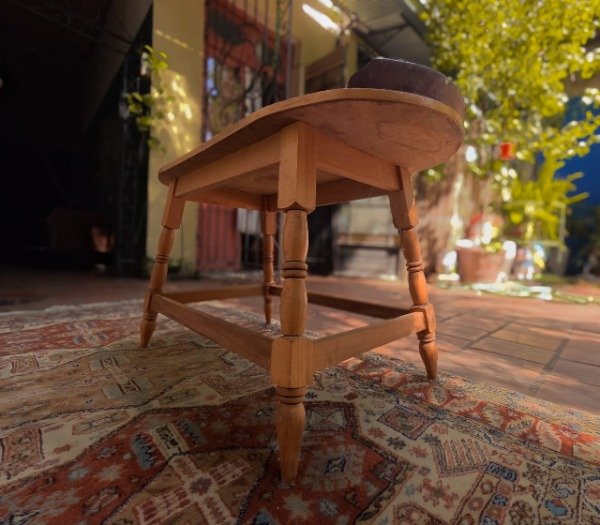 Producto - Mesa Auxiliar de Diseño Oval en Madera Guatambú Estilo Windsor