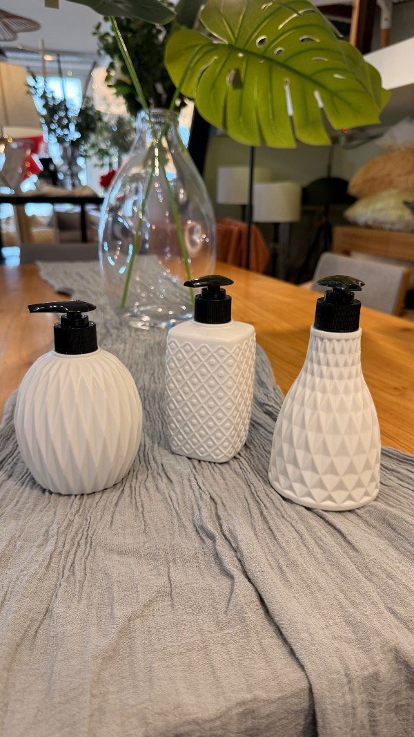 Producto - DISPENSER BLANCO Y NEGRO PLÁSTICO