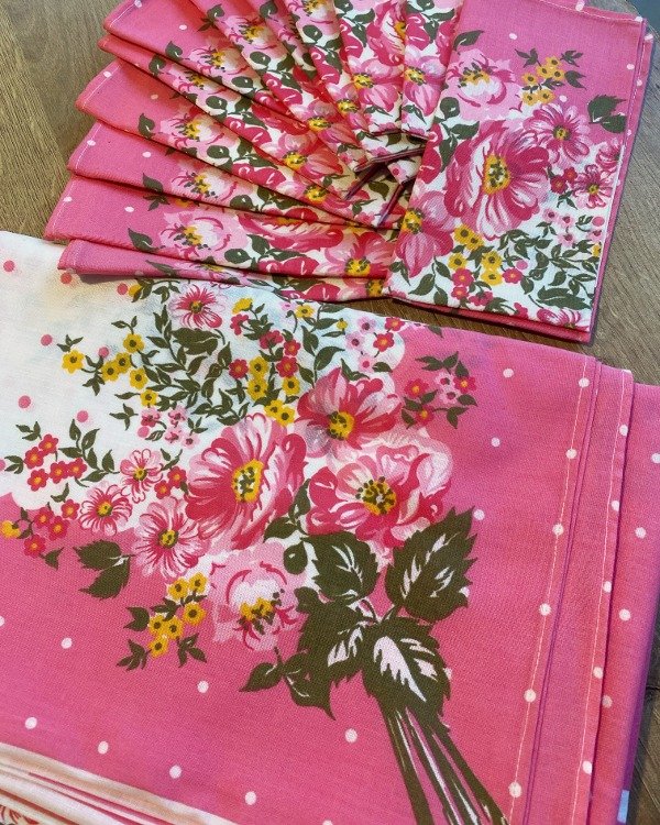 Producto - Mantel rosa a lunares Con 12 Servilletas