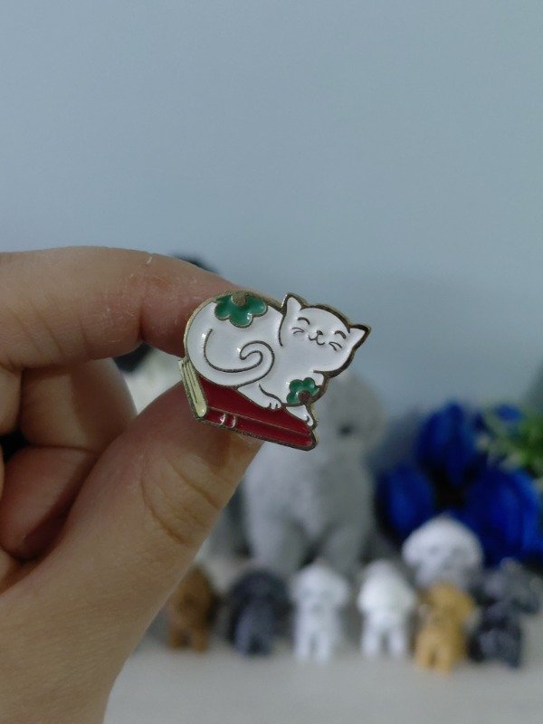 Producto - Pin metalizado ilustrado - Michi blanco lector